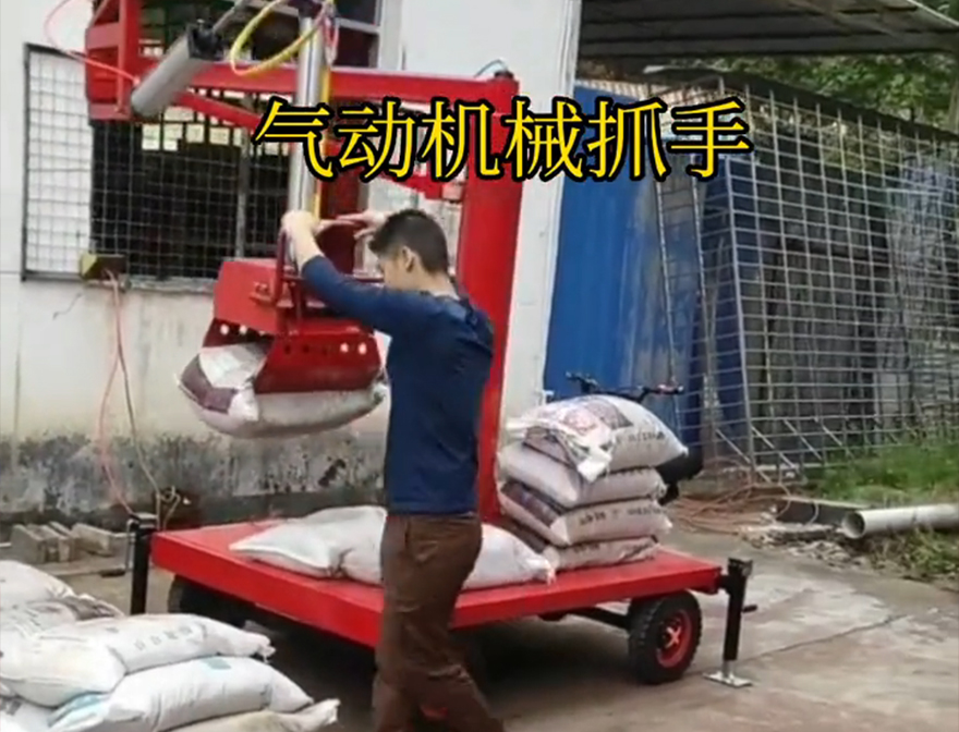 建瓯市机械抓手机械抓手甘蔗毛竹抓饲料抓袋机农用随车抓青储搬运机详细视频多少钱